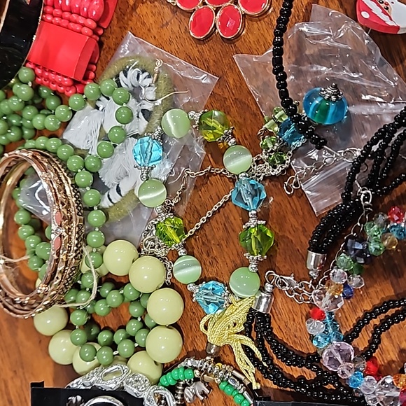 Large wearable jewelry lot 3 lbs. Vintage to modern, some new - Picture 7 of 12